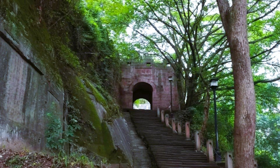 Diaoyu Fortress has something for everyone. It’s a site filled with stories of bravery, innovation, and determination, making it a must-see destination in Chongqing