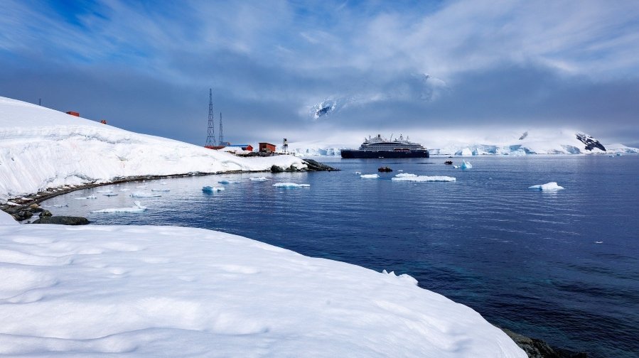 An Antarctica cruise is the ultimate adventure for nature lovers and thrill-seekers alike. Picture towering icebergs, endless glaciers