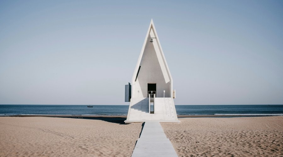 Aranya Church in Qinhuangdao, Hebei, offers a serene escape from the bustle of city life. With its minimalist design and striking location