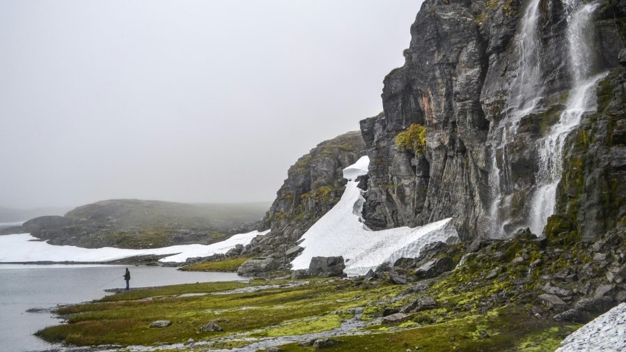 Aurlandsfjellet, in Vestland County, Norway, is a nature lover’s dream destination, offering dramatic landscapes, tranquil fjords, and untouched wilderness. Known as the Snow Road