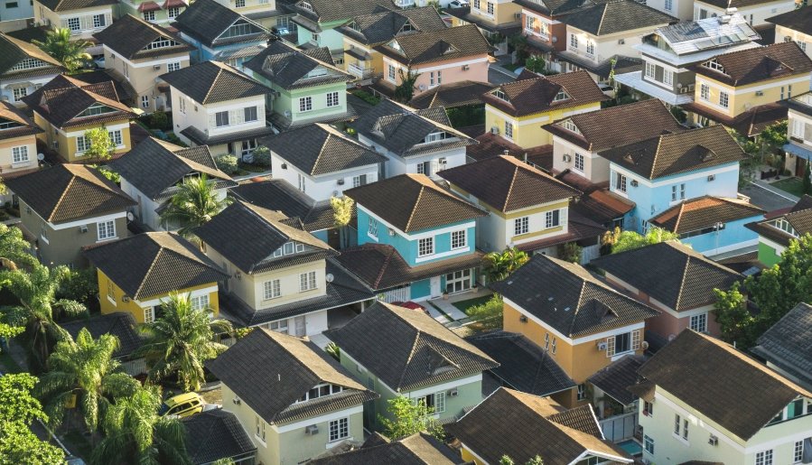 Barra da Tijuca is a vibrant neighborhood that blends urban luxury with beachside living. Known for its modern infrastructure, spacious homes