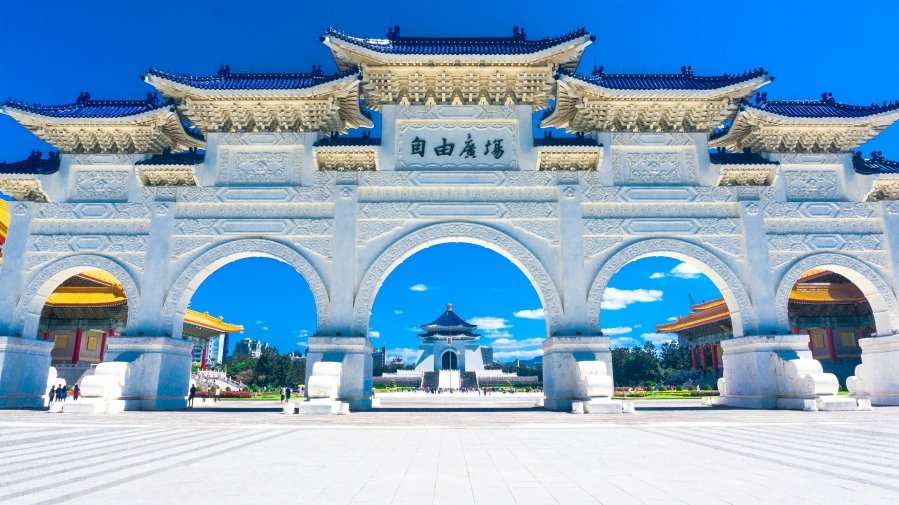 Located in the heart of Taipei, the Chiang Kai-shek Memorial Hall stands as a symbol of Taiwan’s modern history