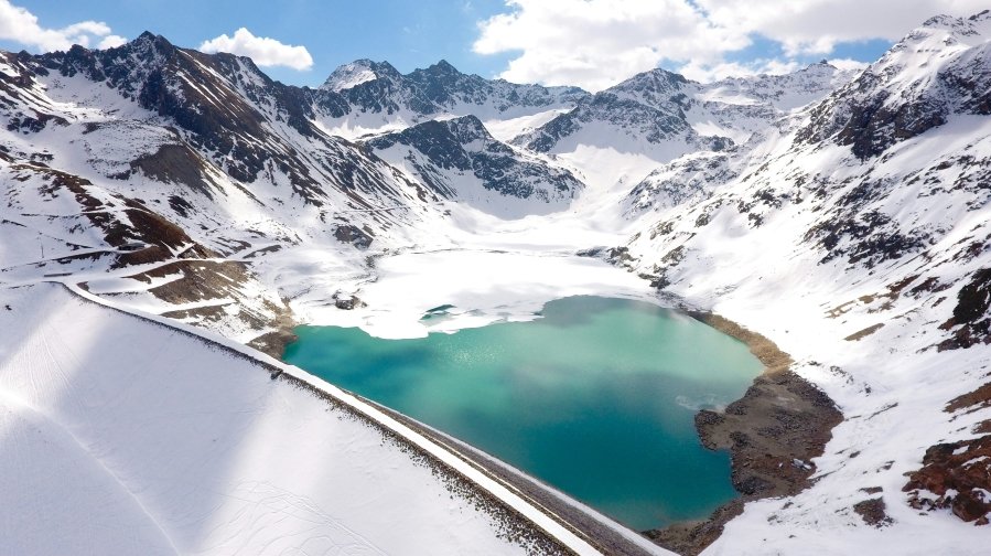 Finstertalspeicher is one of Austria’s hidden treasures. This stunning reservoir, surrounded by rugged peaks and lush landscapes
