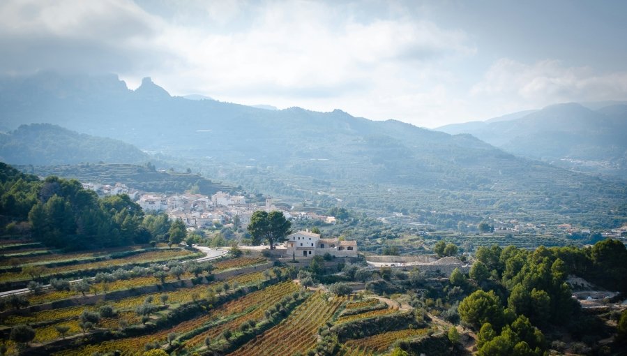Located high in the mountains of Alicante, Guadalest is a small but stunning town that feels like something out of a fairytale.