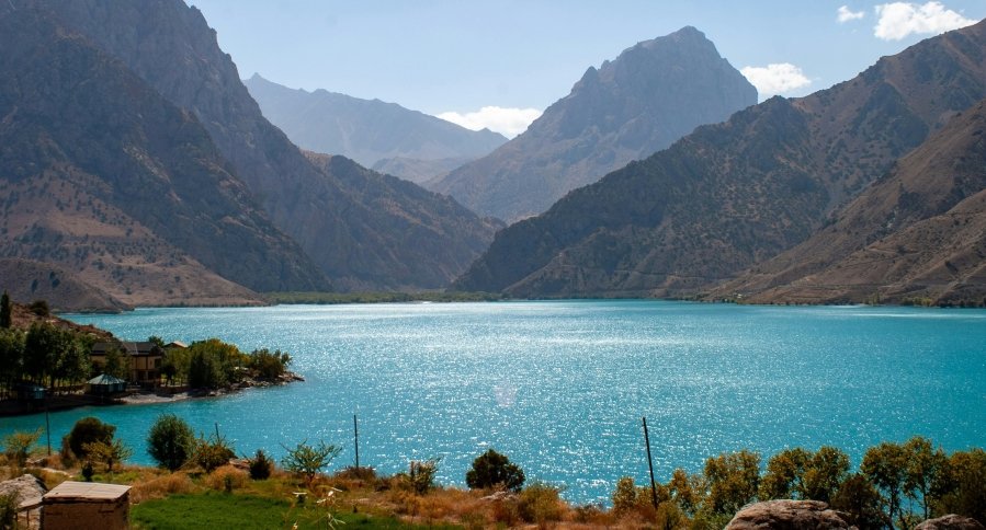 Located in the rugged Fann Mountains of Tajikistan, Iskanderkul is a breathtaking lake that feels like a hidden treasure.