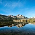 Stanley Lake is a picture-perfect slice of Idaho’s wilderness. With its crystal-clear waters, dramatic mountain backdrop, and abundant wildlife