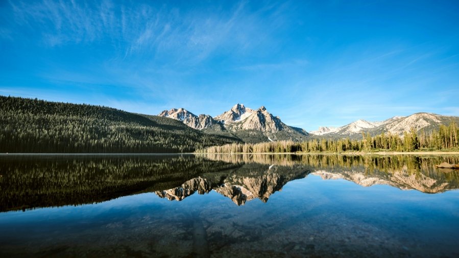 Stanley Lake is a picture-perfect slice of Idaho’s wilderness. With its crystal-clear waters, dramatic mountain backdrop, and abundant wildlife