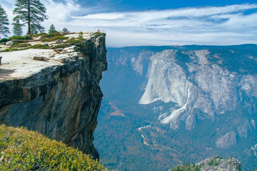 Taft Point in Yosemite National Park is a must-visit. Located on the south rim of Yosemite Valley, this lesser-known viewpoint offers panoramic vistas of the valley,