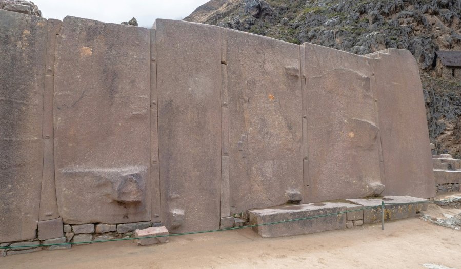 One of the temple's most iconic features is the Wall of the Six Monoliths, a sight that leaves visitors speechless. Made from massive stone blocks