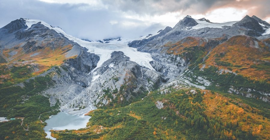 Worthington Glacier is located in the southeastern part of the Alaska Range, just outside the small town of Valdez.
