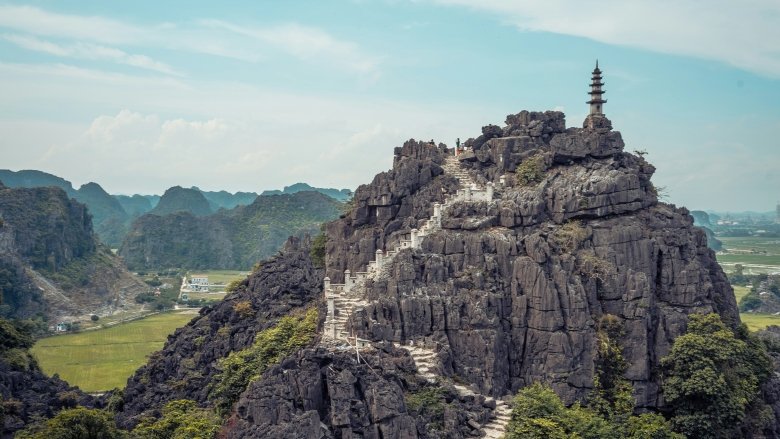 Hang Mua Big Pagoda, nestled in Vietnam’s stunning Ninh Binh province, is a captivating destination that’s perfect for travelers
