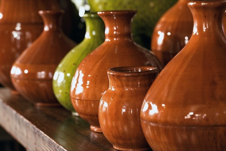 The pottery tradition in Miravet stretches back to the Moorish period, around the 12th century, when the town became known for its high-quality ceramics